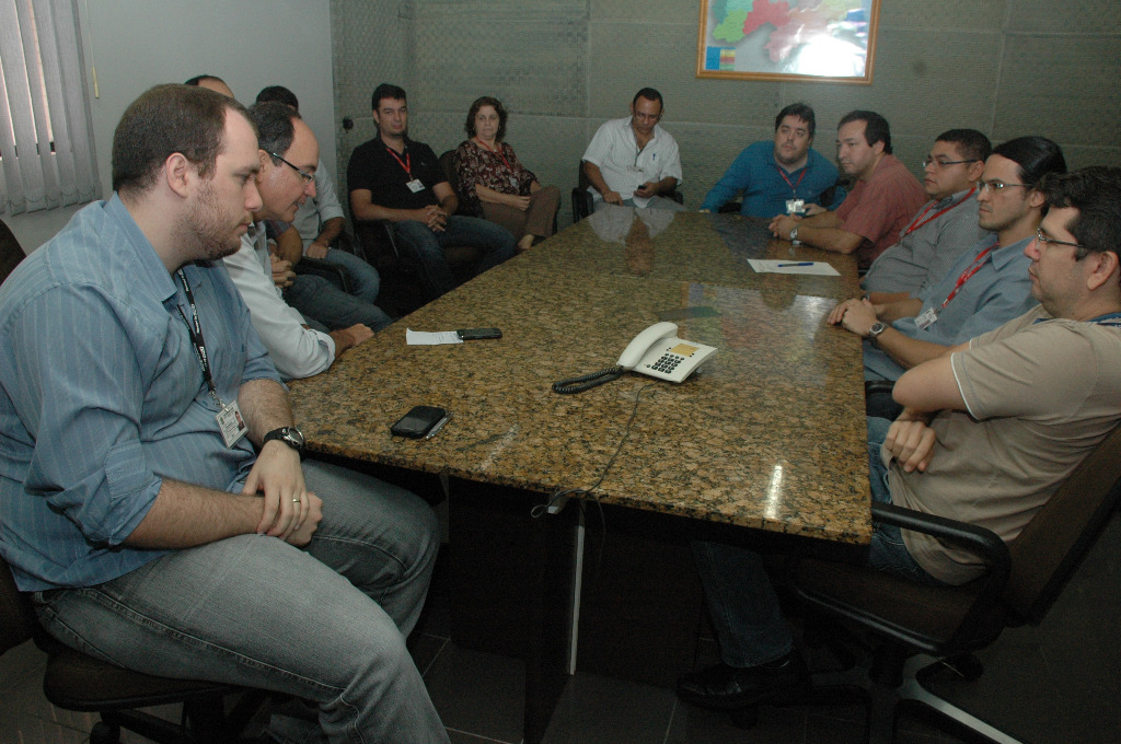 Equipe da SETIC reunida na sala de reuniões da presidência