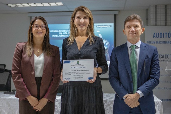 Entrega Certificado Ejud Aula Magna 2025.jpg