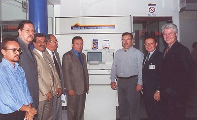 47.1 - JUIZ FRANCISCO DE ASSIS CARVALHO E SILVA NA INSTALAÇÃO DO TERMINAL DE AUTO- ATENDIMENTO NA CASA DA CIDADANIA.jpg