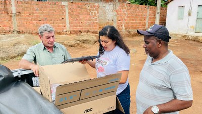 entrega computadores quilombo.jpg