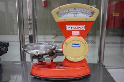Balança postal da marca filizola, utilizada no serviço de cadastramento processual