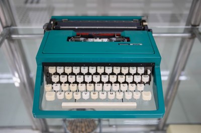  Máquina de escrever, marca Olivetti, portatil doada pelo adv. Jose Gomes da Silva